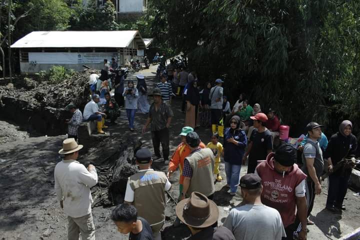 Ratusan warga bersama TNI, Polri dan unsur terkait lain, Kamis (23/5/2024) lakukan goro bersama di Sigando.